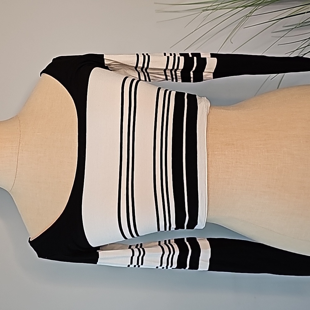 Nadia Tarr Cropped Long Sleeve Top - Picture 2 of 8